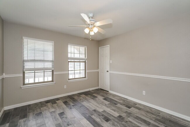 Building Photo - 5105 Raymond Dr