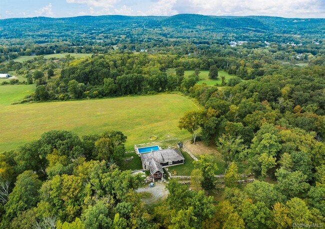 Building Photo - 121 Quaker Hill Rd