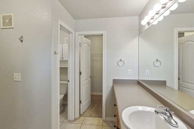 Building Photo - 5552 W 29th St