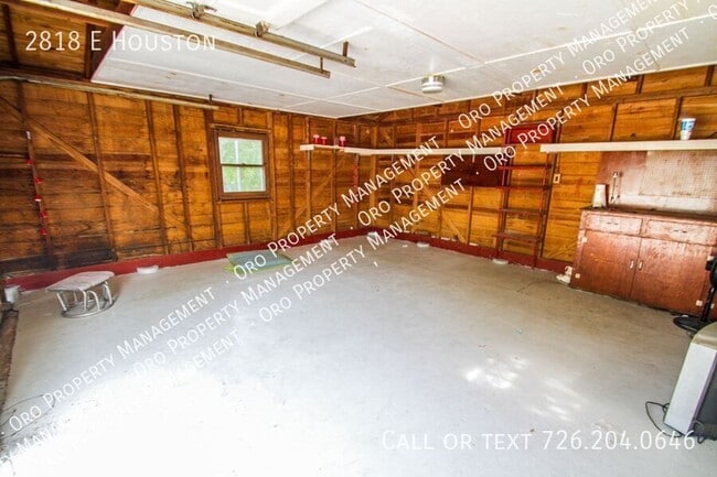 Building Photo - Close to Local Amenities and Downtown