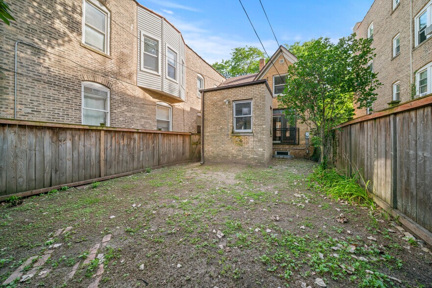 Building Photo - 831 Hamlin St