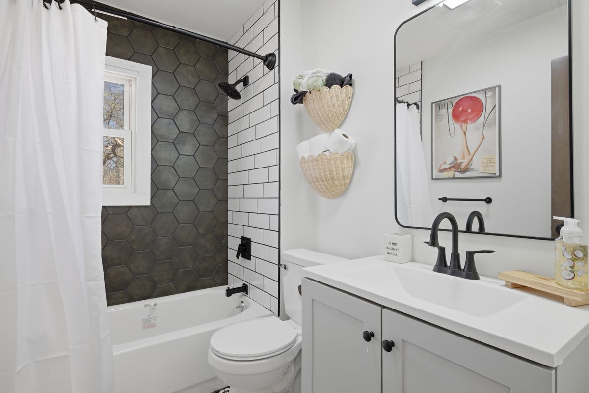 Building Photo - 106 Midway Oval