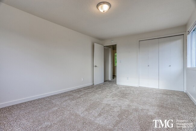 Building Photo - Spacious 4BR Townhome with AC, W/D, Garage...