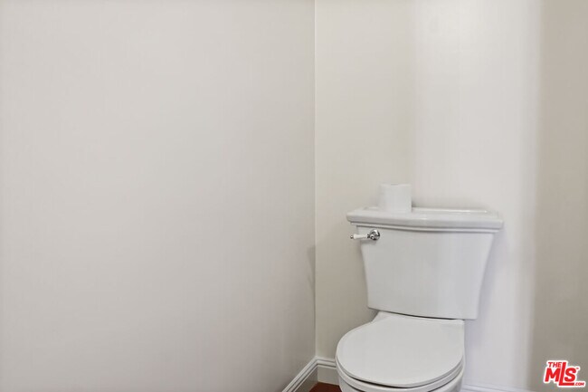 Building Photo - 1050 N Edinburgh Ave