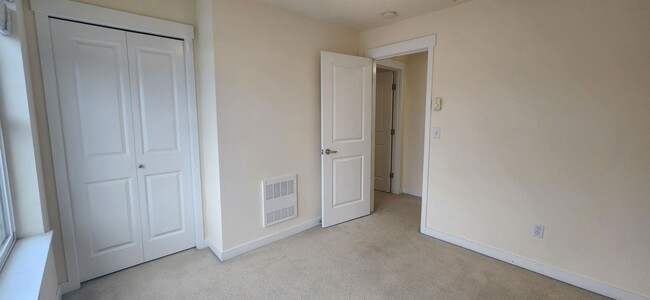 Building Photo - 3 Bed / 2 Bath Issaquah Highlands Townhome...