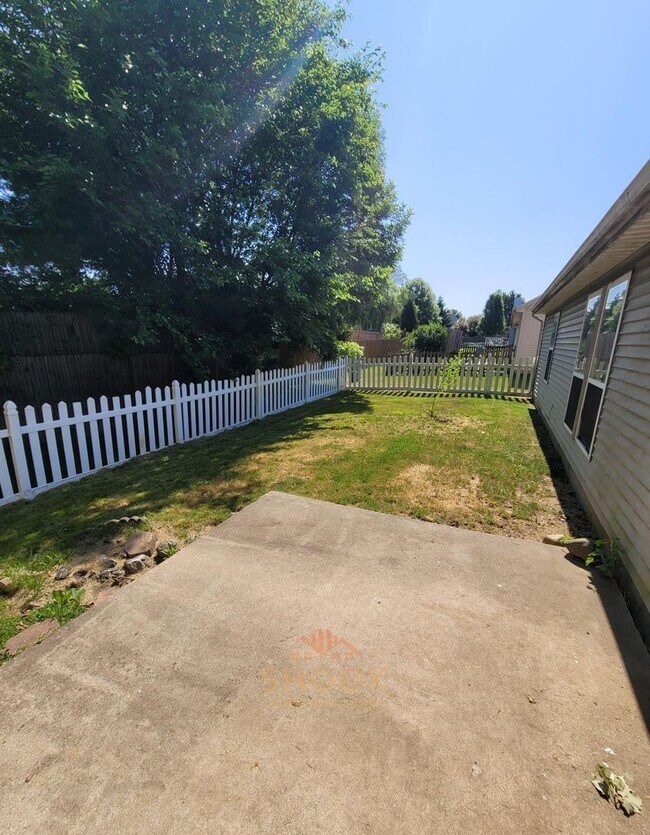 Building Photo - REMODELED 3 BR HOME - AVAILABLE MID JUNE