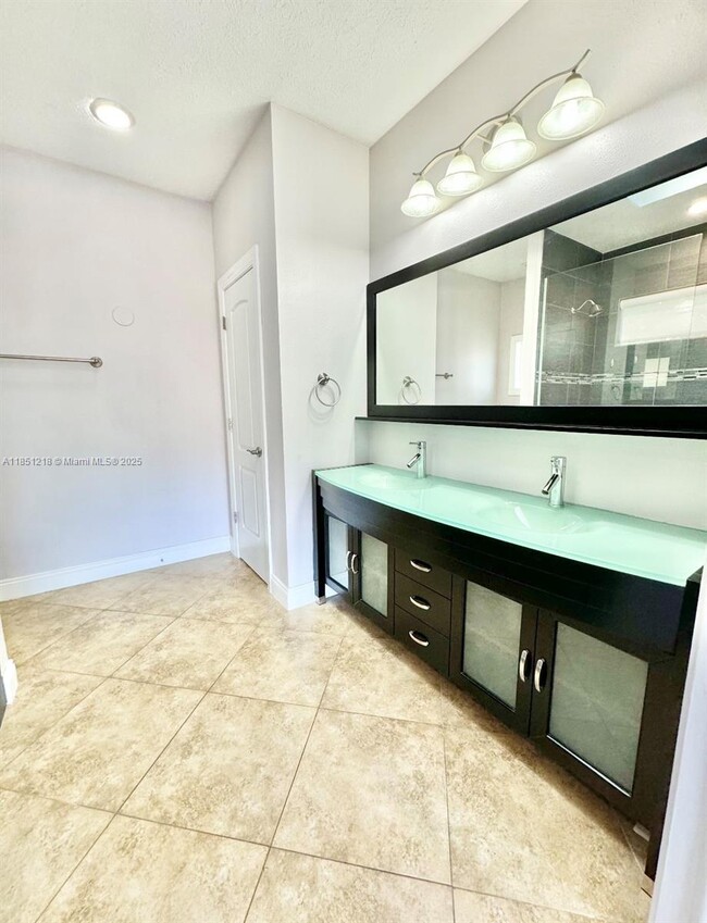 Building Photo - 120 Hombre Cir
