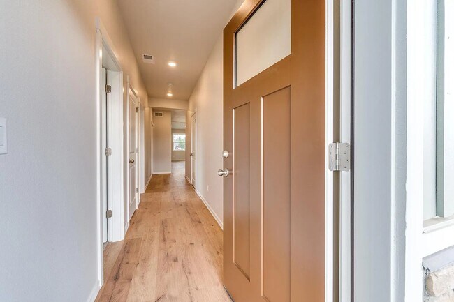 Building Photo - Beautiful Newer Model Home with Open Floor Plan, A/C & Fenced Yard!