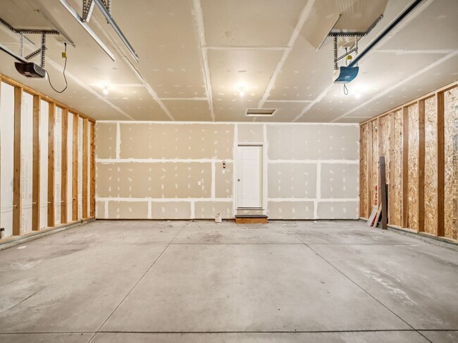 Building Photo - Spacious 5-Bedroom Home with Private Yard & Parking in Spokane