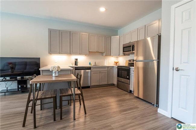 Building Photo - 948 N Front St