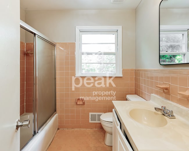 Building Photo - $1300! 3Bed/1Bath in Center Point! Available Now!