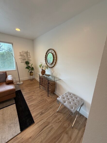 Building Photo - 11835 SE Valley View Ter