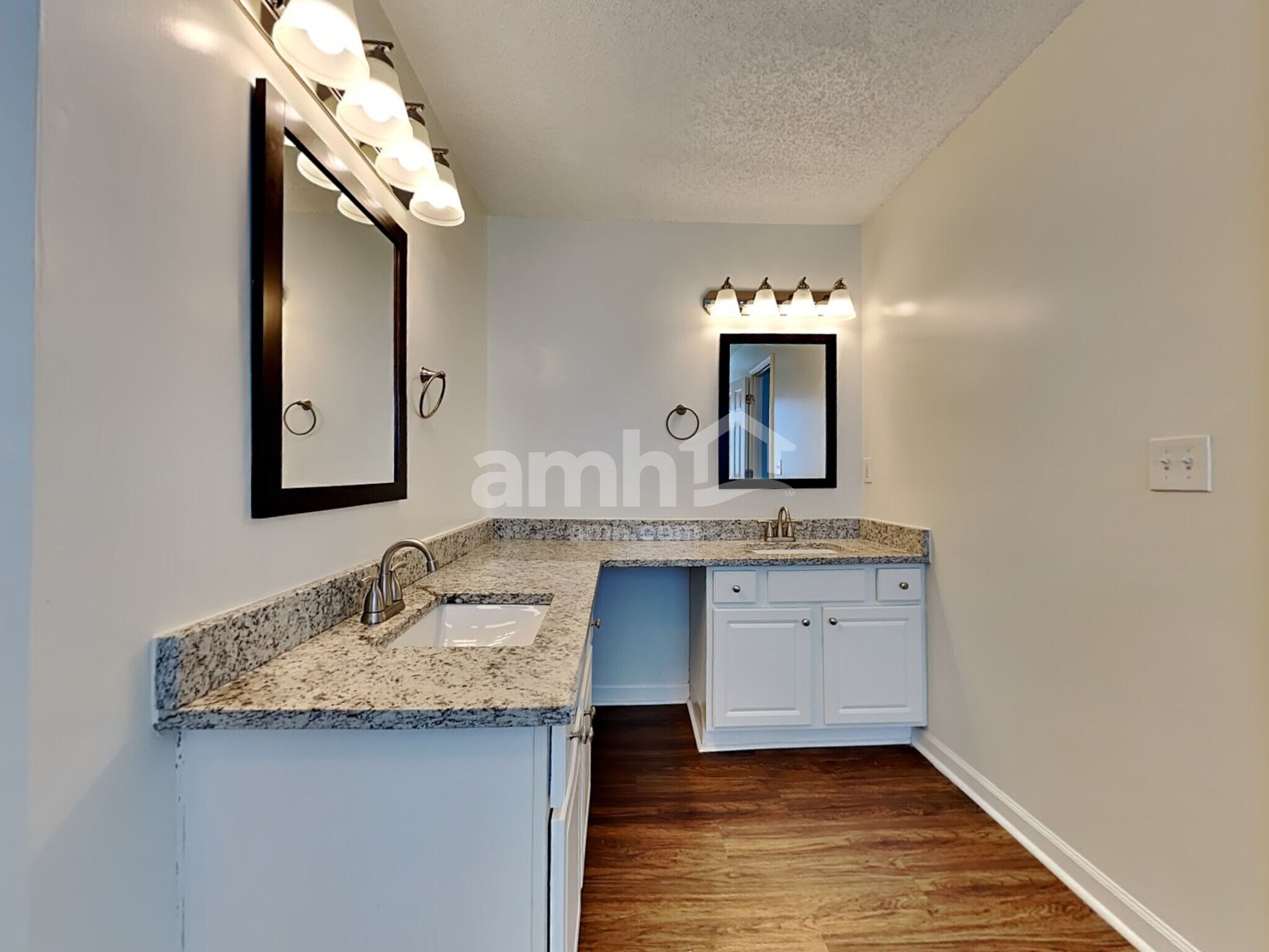 Building Photo - 582 Lullingstone Dr SE