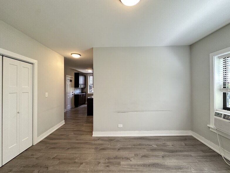 Building Photo - 722 W Brompton