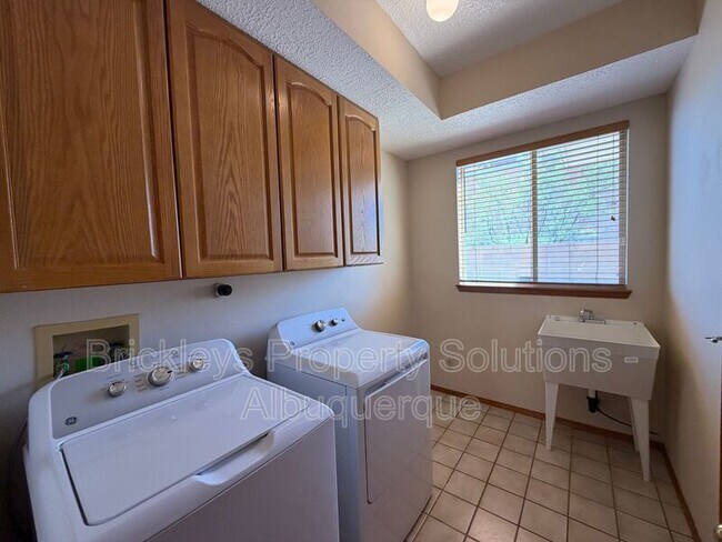 Building Photo - 7281 Spruce Mountain Loop NE