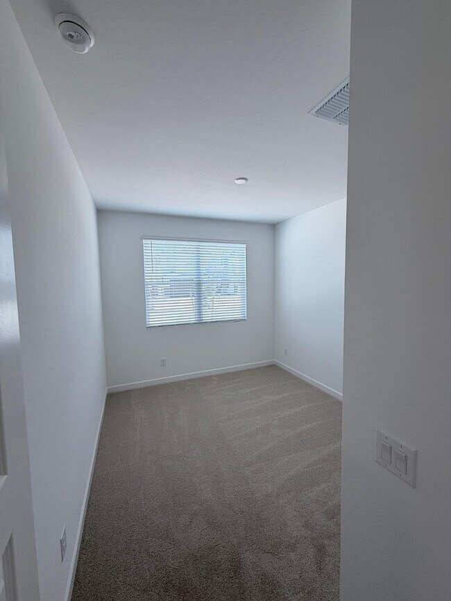 Building Photo - 6988 W Buckhorn Trail
