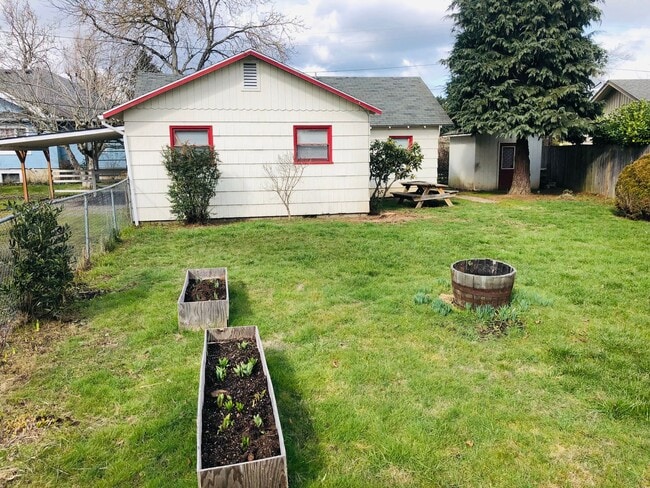 Building Photo - Freshly updated 3 bedroom 1 bath house off of River Rd.