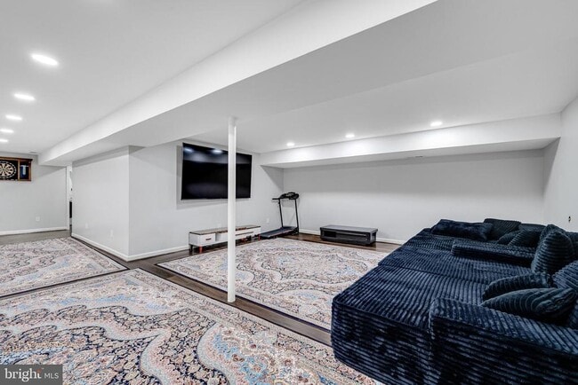 Building Photo - 10904 Gainsborough Rd