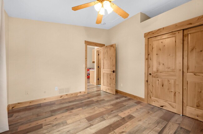 Building Photo - 15632 S Ray Dr