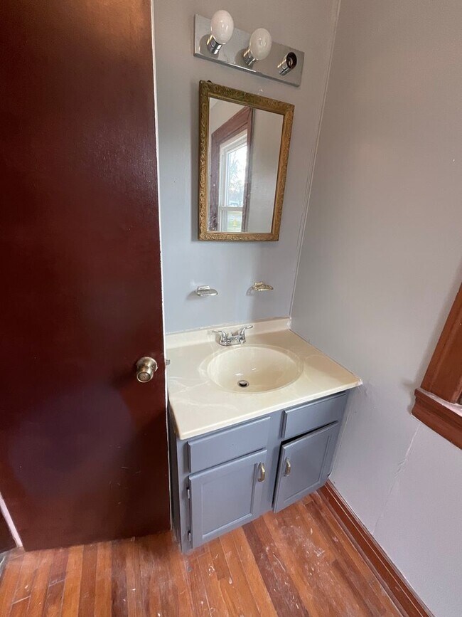 Building Photo - 2 bedroom/1 bath house for rent