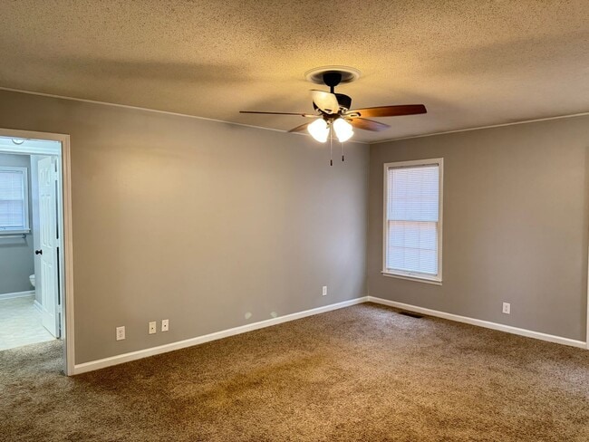 Building Photo - Charming 3 bd/2 ba with Basement!! Home Near Ft Campbell!