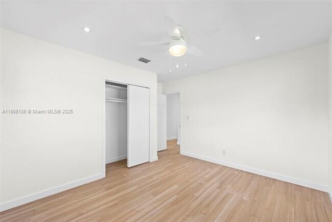 Building Photo - 9411 Jamaica Dr