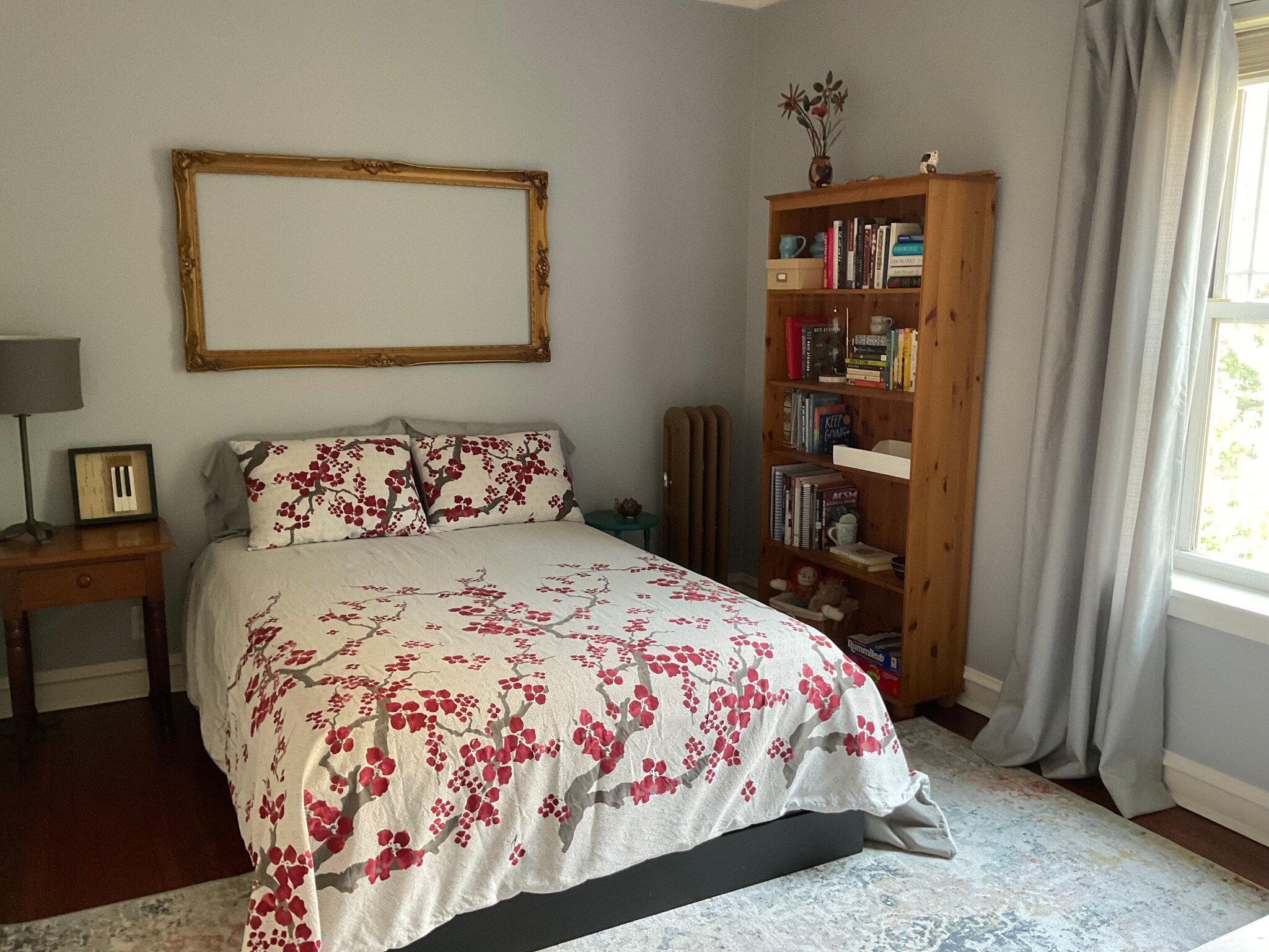 Second bedroom has a full size bed with drawer storage underneath - 825 Forest Ave