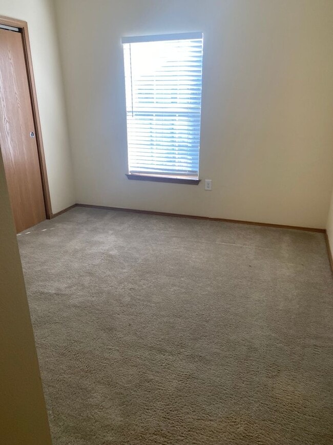 Building Photo - 1000 Diamond Dr