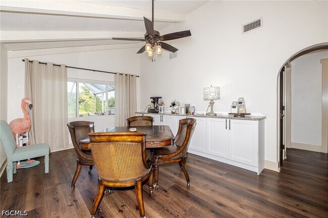 Building Photo - 2507 Lakeview Dr