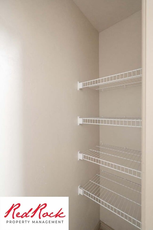 Building Photo - Beautiful 3 bedroom, 2.5 bathroom Townhome...