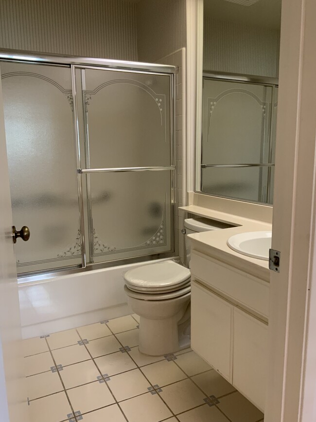 Hallway Bathroom - 27113 Sanford Way