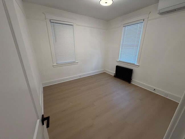 Building Photo - Great Home For RWJMS/Rutgers Students * Walk to New Brunswick/Highland Park Nightlife * All Utili...