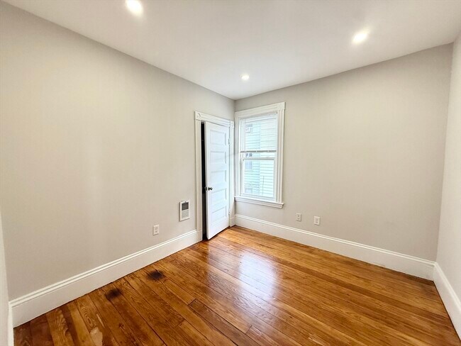 Building Photo - 71 Saxton St