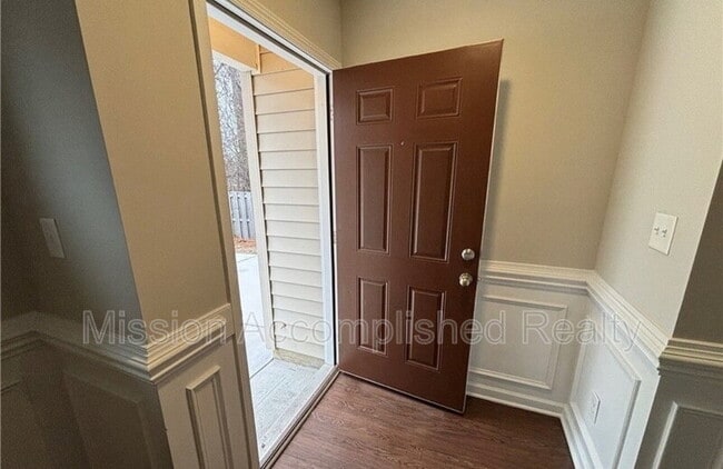 Building Photo - 2644 Middle Br Bnd