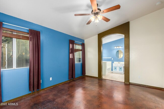 Building Photo - 525 N Val Vista Dr