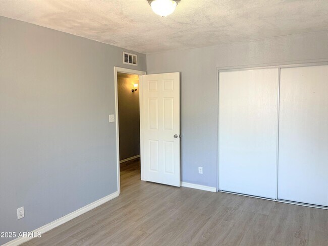 Building Photo - 5330 W Belleview St