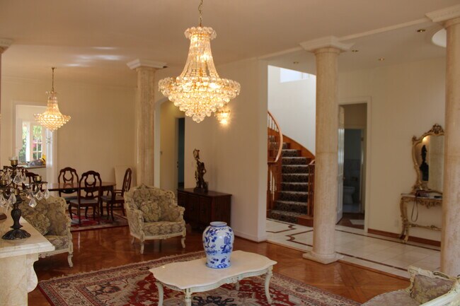 Building Photo - 623 Palisades Ave