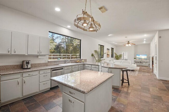 Building Photo - 5 Oak Crest Cir
