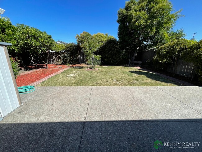 Building Photo - 3 Bedroom Home in Hayward