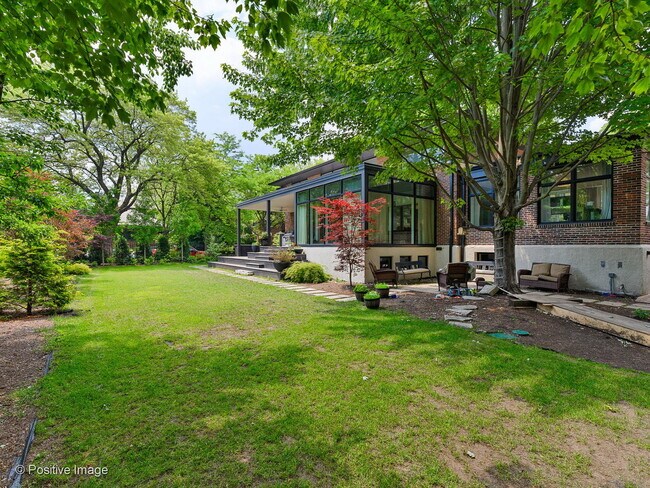 Building Photo - 824 W Castlewood Terrace