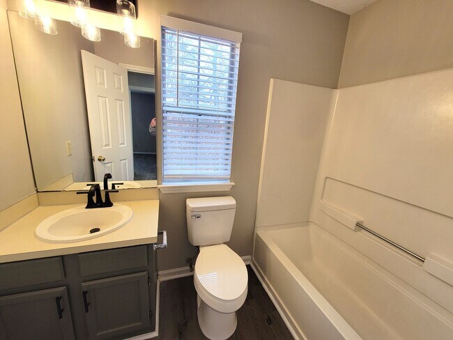 Building Photo - Large 2 Story Near The Airport and I-485