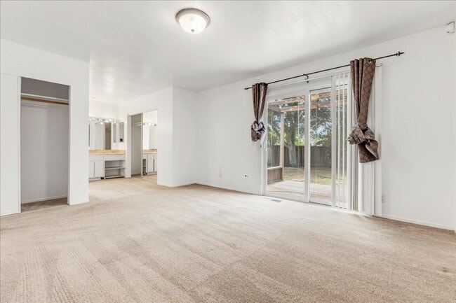 Building Photo - Four Bedroom in Oak Hill Oaks