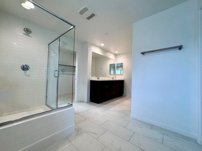 Building Photo - Spacious 4 Bedroom Home for Lease in Winch...