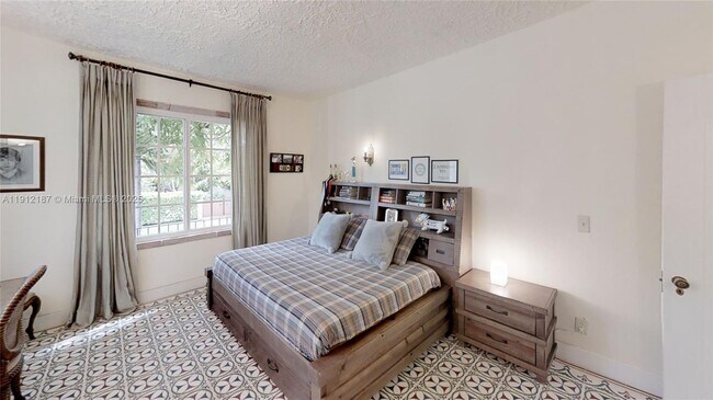 Building Photo - 327 Menores Ave