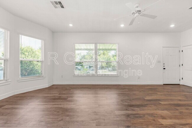 Building Photo - 2317 Maple Ave