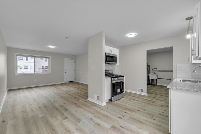 Building Photo - 2331 Deerfield Ct