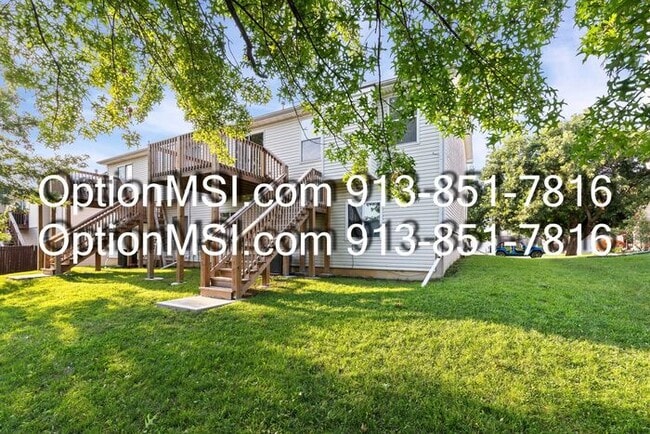 Building Photo - Well Maintained Half Duplex