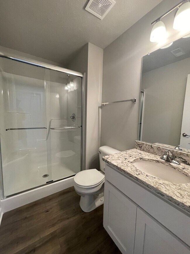 Building Photo - Large Home in Bellevue for Rent!