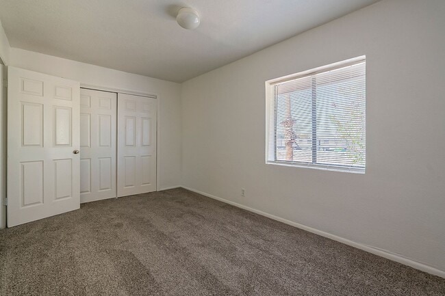 Building Photo - 5869 N 59th Dr