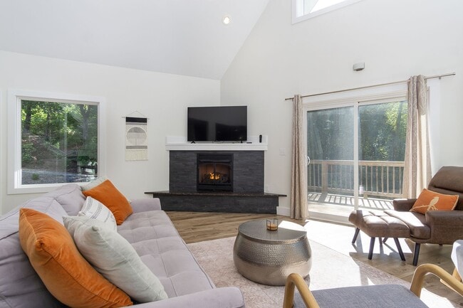 Building Photo - Candler Rental!